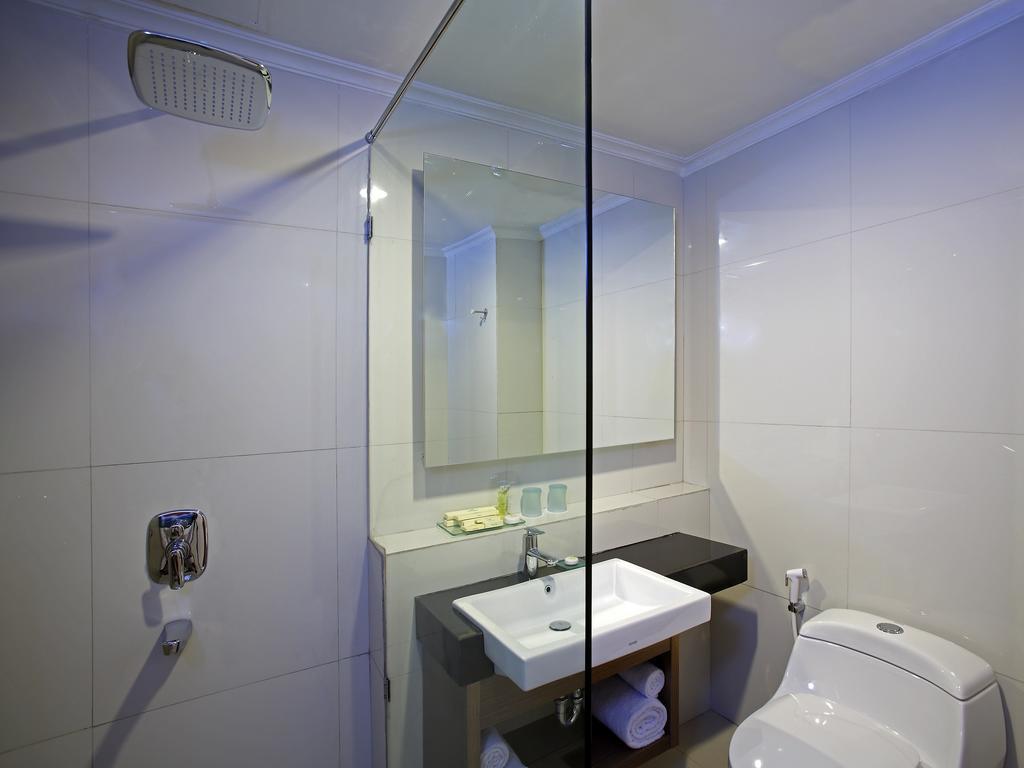 Hotel Santika Depok Exterior photo